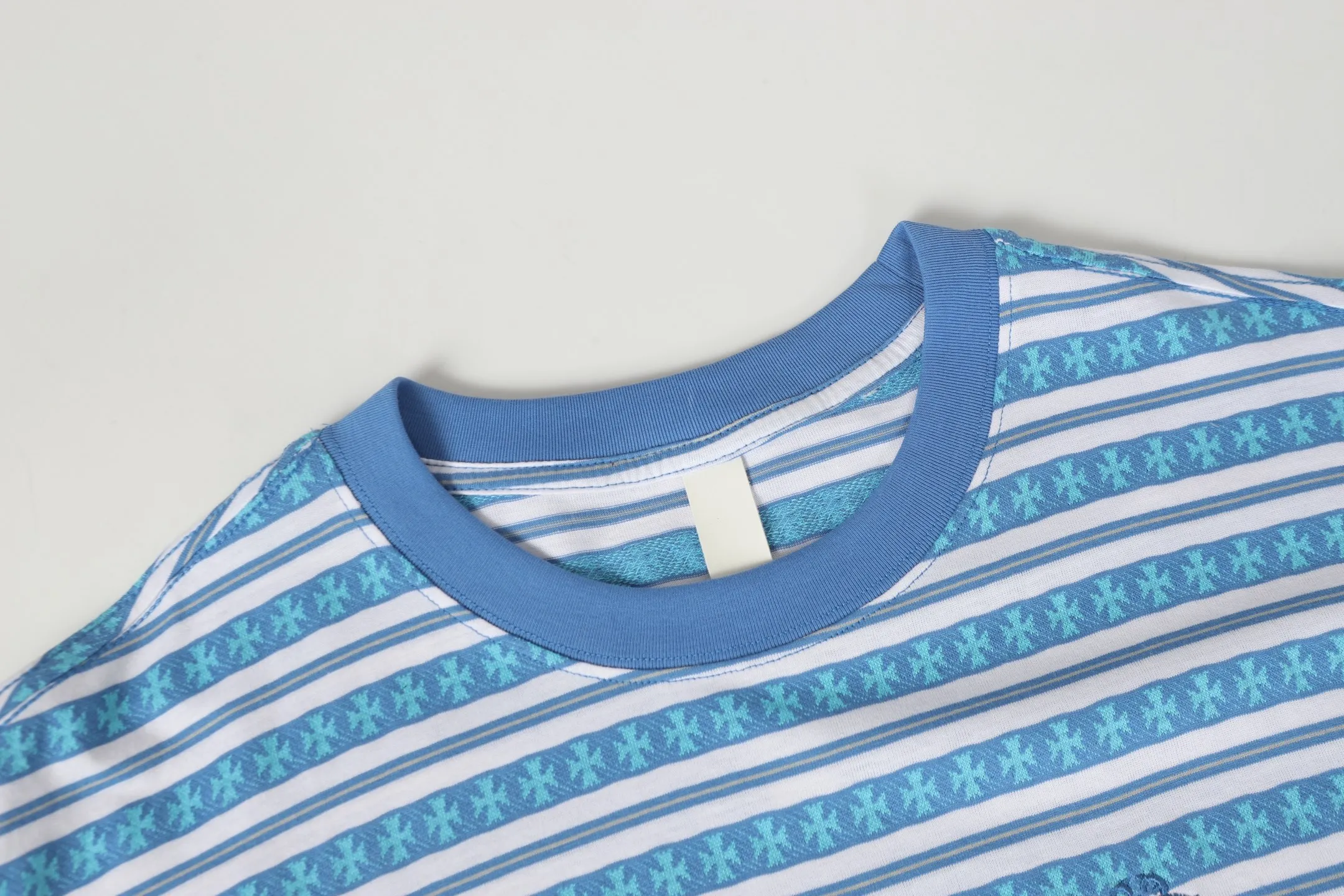 P160 -Chrome Hearts/Chrome Hearts 25ss season's most popular striped yarn-dyed short-sleeved T-shirt -High weight, high density and high quality. The wool is soft, delicate and skin-friendly. It feels soft and silky. It has excellent warmth and skin-friendly properties. -Custom-woven and dyed, no color difference, no matter the fabric or workmanship details. Overwhelms the ordinary version on the market. -Colour: Gray Blue Green -Size: S M L XL